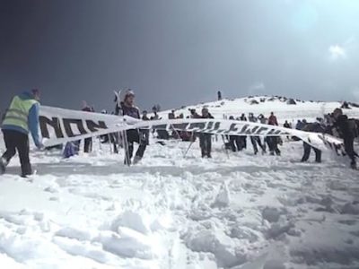 Initiée par Mountain Wilderness France, manifestation contre le projet d'extension de la station de ski de Chamrousse, dans le massif de Belledonne (Isère). © Mountain Wilderness