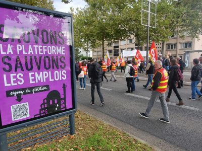 Lors de la manifestation pour maintenir l'usine Vencorex ouverte, ce 30 septembre 2024, les manifestants sont passés devant les panneaux de la Ville contre la fermeture. ©Morgane Poulet - Place Gre'net