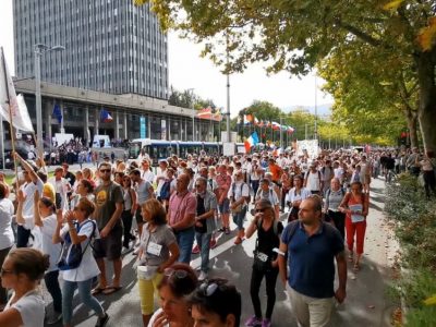 Une manifestation réunissant de 800 et 1 000 personnes a eu lieu à Grenoble contre le passe sanitaire ce samedi 2 octobre 2021. © Joël Kermabon - Place Gre'net