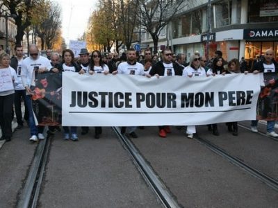 Samedi 26 novembre, une centaine de personnes a participé à la marche blanche demandant "la vraie justice" face à la mort violente de Jean-Pierre Ferrara.