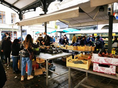 Marché de la place aux Herbes lors du deuxième confinement. © Joël Kermabon - Place Gre'net