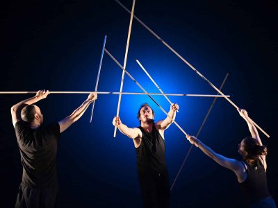 Un spectacle jeune public à découvrir à Eybens au cours de la saison 2023-2024 : 'Hippocampe', qui crée tout un imaginaire à partir de quelques pièces de bois. © Philippe Gisselbrecht