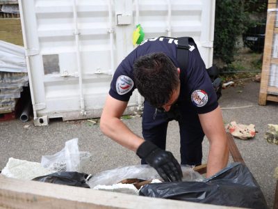 Trois kilos de stupéfiants et 40 000 euros saisis dans le cadre d'une "opération d'envergure" de la police judiciaire de Grenoble