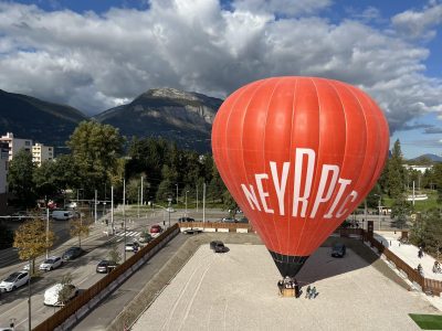 Animation à Neyrpic avec montgolfière durant la période d'ouverture où le parking était gratuit plusieurs heures "de façon exceptionnelle". © Muriel Beaudoing - Place Gre'net