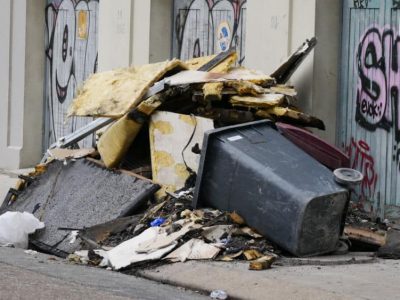 Décombres issus de l'incendie à l'Hôtel Lux le 04 juillet 2021