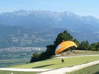Coupe Icare 2026 : champions, gypaète et histoire du parapente au programme de la Fédération française de vol libre. Aire de décollage de vol libre de St-Hilaire du Touvet - © Delphine Chappaz - placegrenet.fr