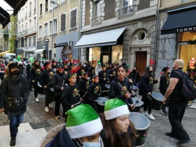 Le Secours populaire de l'Isère organisait ce samedi 11 décembre 2021 sa traditionnelle parade départementale des Pères Noël verts, dans les rues de Grenoble. © Manuel Pavard - Place Gre'net