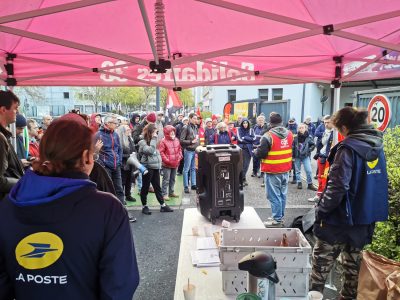 Les facteurs et factrices du bureau de poste Terray du Village Olympique organisaient un piquet de grève ce 13 avril 2023. © Joël Kermabon - Place Gre'net