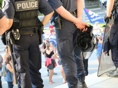 A Grenoble, la police nationale renforce ses effectifs. La police municipale aussi qui va être équipée de Taser de jour comme de nuit.
