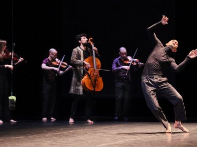 Sur la musique de Bach, la compagnie espagnole Mal Pelo associe deux quatuors musicaux et huit danseurs. L'idée ? Explorer la relation entre espace, musique et mouvement. © Tristán Pérez-Martín