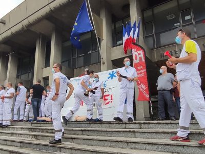 Les ambulanciers manifestent devant l'Hôtel de Ville de Grenoble pour réclamer un changement de statut