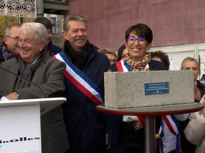 Pose symbolique de la première pierre du commissariat de police de plein exercice qu'Amandine Demore, maire d'Échirolles demande à Emmanuel Macron. © Joël Kermabon - Place Gre'net