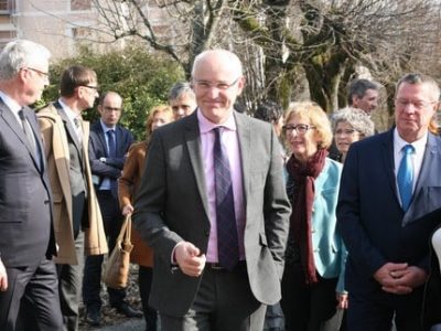 Thierry Repentin, délégué à la mixité sociale a signé la cession d'un ancien site de l'armée à La Tronche qui accueillera familles, étudiants et chercheurs.