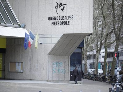 Tag Stop Micro sur mur de l'ex-CCI, désormais bâtiment métropole, lors de la manifestation contre la microélectronique qui détruit les terres agricoles, 30 mars 2025. © Collectif Stop Micro