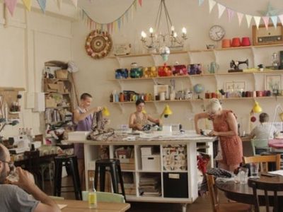 Au Thé à coudre, elles n’achètent plus leurs vêtements, elles les fabriquent !