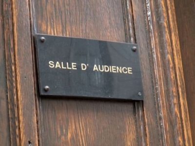 Porte d'une salle d'audience au tribunal administratif de Grenoble © Joël Kermabon - placegrenet.fr