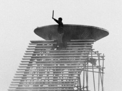 Alain Calmat allumant la flamme aux JO d'hiver de Grenoble de 1968. DR
