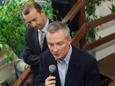 Matthieu Chamussy et Bruno Lemaire au micro en visite de soutien au local de campagne de la liste UMP UDI Croire en Grenoble pour les municipales. © Véronique Serre - placegrenet.fr