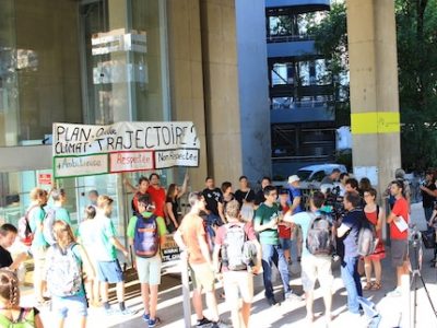 Alternatiba interpelle les élus lors du conseil métropolitain, 5 juillet © Alternatiba Grenoble