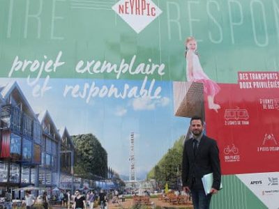 Samedi 10 mars 2018, David Queiros, maire de Saint Martin d'Hères, devant les anciennes halles Neyrpic vouées à accueillir le futur pôle commercial et de loisirs © Séverine Cattiaux - placegrenet.fr