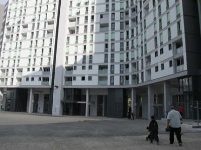Immeuble rénové du 40 (189 logements), géré par le SDH, galerie de l'Arlequin, quartier Villeneuve à Grenoble, octobre 2017 © Séverine Cattiaux - Place Gre'net