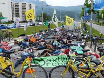 Les militants d'Extinction Rebellion Isère ont bloqué les voies d'accès à l'A480 juste avant le Pont de Catane à Grenoble samedi 25 mai 2019 au matin. Une action coup de poing à vélo pour protester contre l'élargissement de cet axe autoroutier. © Paul Turenne - Placegrenet.fr