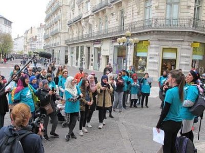 Des femmes voilées ont couru à Grenoble pour revendiquer leur droit de porter le voile en toutes circonstances : piscines, école, hôpitaux, salles de sport…