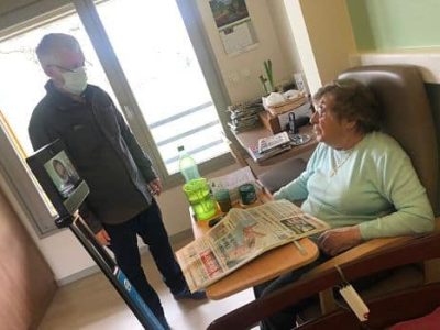 UNE Confinés dans leur chambre pendant la pandémie de coronavirus, certains résidents des Ehpad de la Région Auvergne-Rhône-Alpes bénéficient du robot de téléprésence pour converser avec un proche à distance DR