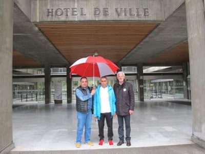 Sebti Rezaigia, agent des espaces verts à Grenoble, entouré de Cherif Boutafa et Patrick Fiorina syncalistes FO © Séverine Cattiaux - Place Gre'net