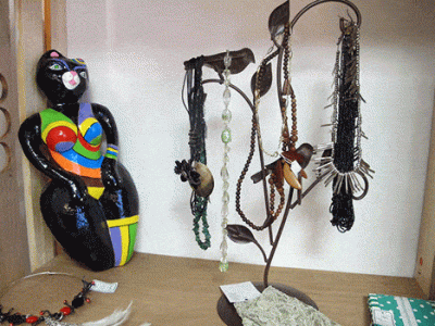 La boutique Deuxième acte à Grenoble comporte de nombreux objets entre bibelots et déco