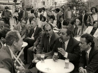 Hubert Dubedout, ancien maire de Grenoble en pleine discussion avec Alain Bompard, Michel Rocard et plusieurs rocardiens. DR