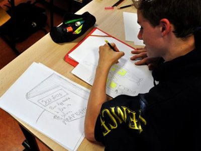 Des élèves de Première et de Terminale s'essayent au dessin de presse dans la région grenobloise. © Lycée Vaucanson