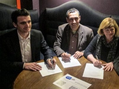Eric Piolle de la liste Grenoble une ville pour tous Laurent Thoviste PS à Fontaine et Geneviève Picard Centre à Saint-ismier signant la charte Anticor Isère contre la corruption des élus