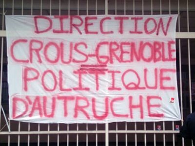Banderole direction Crous Grenoble = politique d'autruche manifestation CGT