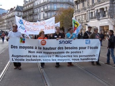 Des centaines d'enseignants ont manifesté à Grenoble ce 12 novembre 2018 contre les suppressions de postes annoncées dans l'Éducation nationale.© Joël Kermabon - Place Gre'net