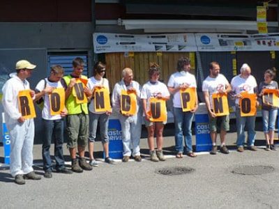 Militants contre la vente du roundup devant le castorama de St Martin d'Hères le 30 mai 2015- © Delphine Chappaz - placegrenet.fr
