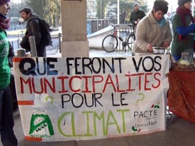 Des militants d'Alternatiba interpellent élus et candidats aux municipale devant le siège de la Métropole. © Joël Kermabon - Place Gre'net
