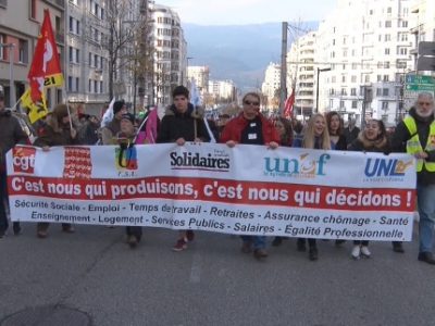 Plusieurs centaines de personnes ont défilé à Grenoble ce vendredi 14 décembre pour obtenir de meilleurs salaires et pensions à l'appel de cinq syndicats.© Joël Kermabon - Place Gre'net