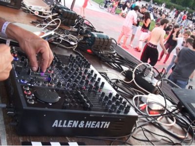 Scène électro à l'anneau de vitesse pour la Fête de la Musique 2016. © Joël Kermabon