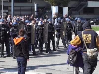 Face à face avec les policiers du corps urbain. © Joël Kermabon - Place Gre'net