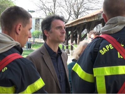 Eric Piolle avec les pompiers devant le théâtre Prémol incendié dans le quartier village olympique de Grenoble. © Joël Kermabon - placegrenet.fr