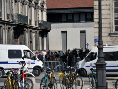 Cordon de sécurité de la police sur la place de Verdun à Grenoble près du Tribunal Administratif © Eléonore Bayrou