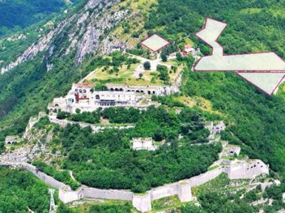 Vue des emplacements des futures vignes qui seront plantées autour du restaurant Chez le Pèr'Gras à la Bastille au-dessus de Grenoble. DR