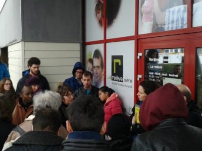 Des militants de RESF dialoguant avec Marie Borne, présidente de la Relève lors de la manifestation du 16 mars, à Échirolles. © RESF