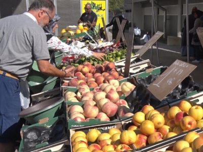 Un étal de primeur sur le marché Anatole France, quartier Mistral. © Joël Kermabon - Place Gre'net