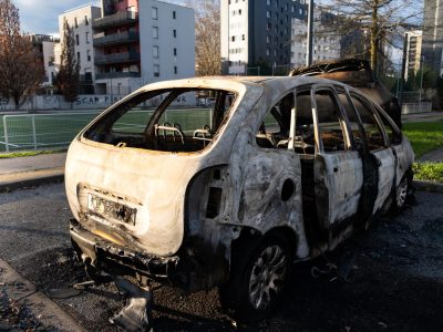 Voiture Brulée, Avenue des jeux Olympiques.