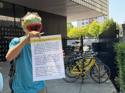 Cette action de coupure d'eau, s'inscrit dans une multitude de mobilisation du collectif qui dénonce l'accaparement d'eau par les industriels. © Maureen Dufournet - Place Gre'net
