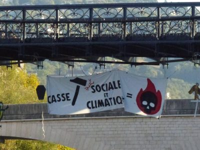 Mise en scène choisie, samedi 26 septembre 2026 par l’antenne grenobloise d’Extinction Rebellion pour symboliser les morts humaines et animales liées aux fortes chaleurs de l’été 2026. © Extinction Rebellion