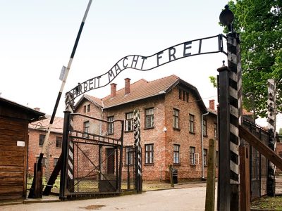 À Voiron, le groupe d'opposition Voiron Citoyenne refuse le déplacement à Auschwitz pour des raisons écologiques et financières
