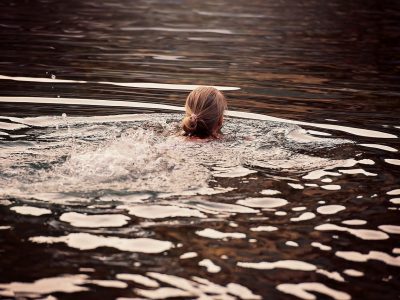 Baignade proscrite dans de nombreux lacs naturels. Avec la surfréquentation touristique, les comportement inappropriés pèsent lourd sur les milieux naturels. Image par Petra de Pixabay